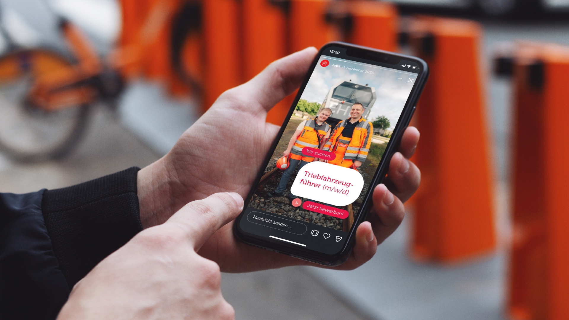 Eine Hand hält ein Handy